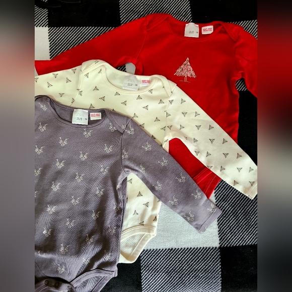 ♥️♥️♥️3 For $20♥️♥️♥️ZARA long sleeve holiday bodysuits🌲 - Picture 1 of 6